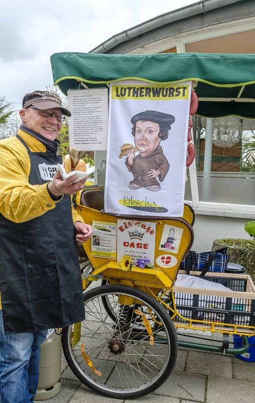 Hier steht er noch, er darf nicht anders. Uwe Bechmann grillt trotz neuer Sondernutzungssatzung nach wie vor auf privatem Grund.