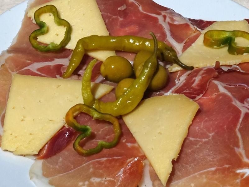 Hochwertige Lebenmittel wie traditionell erzeugter Pecorino oder Schinken können helfen, bis ins hohe Alter gesund zu bleiben. Auch der Genuss sollte beim Essen nicht fehlen. Foto: Jens Kalaene/dpa