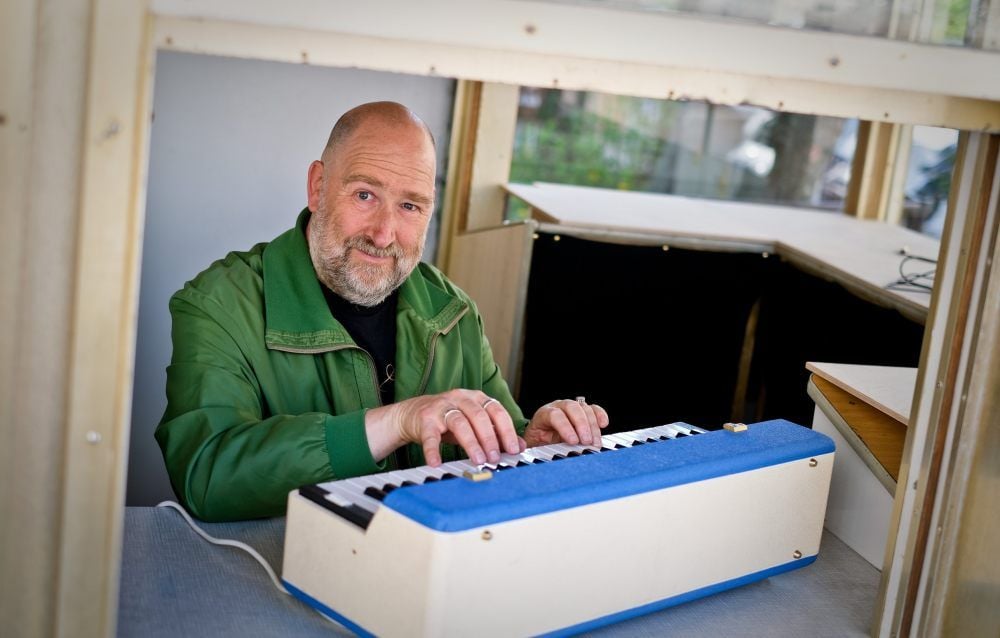 Schauspieler und Sänger Simon van Parys will in Zeiten von Corona musikalische Flaschenpost verschicken.