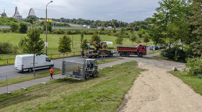 Die Arbeiten am und auf dem Bunkerberg gehen weiter. Bereits am Montag wurde hier die Baustelle eingerichtet.