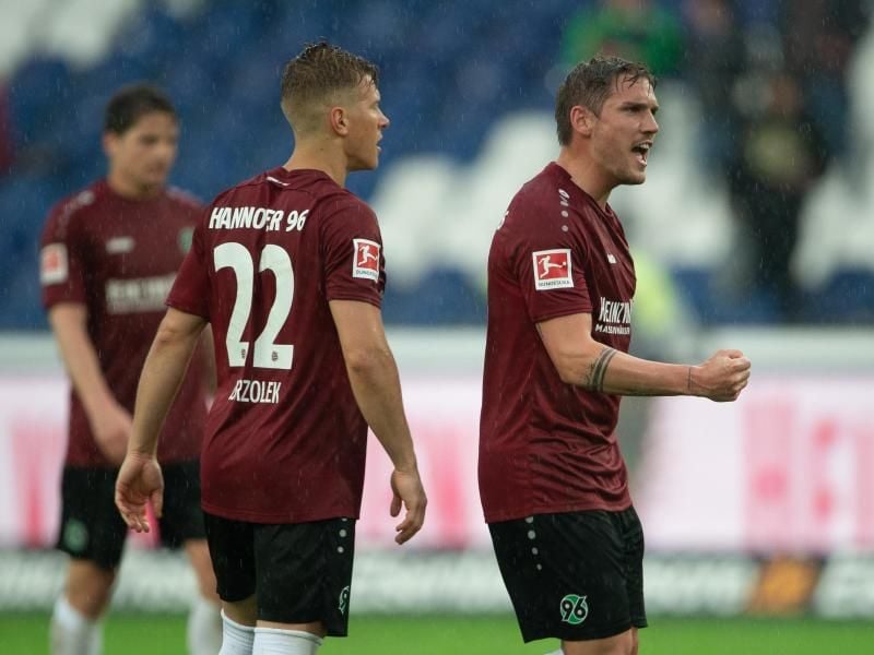 Hannovers Matthias Ostrzolek (M) und Edgar Prib jubeln nach Spielende über den enorm wichtigen Sieg gegen den FSV Mainz. Foto: S. Pförtner