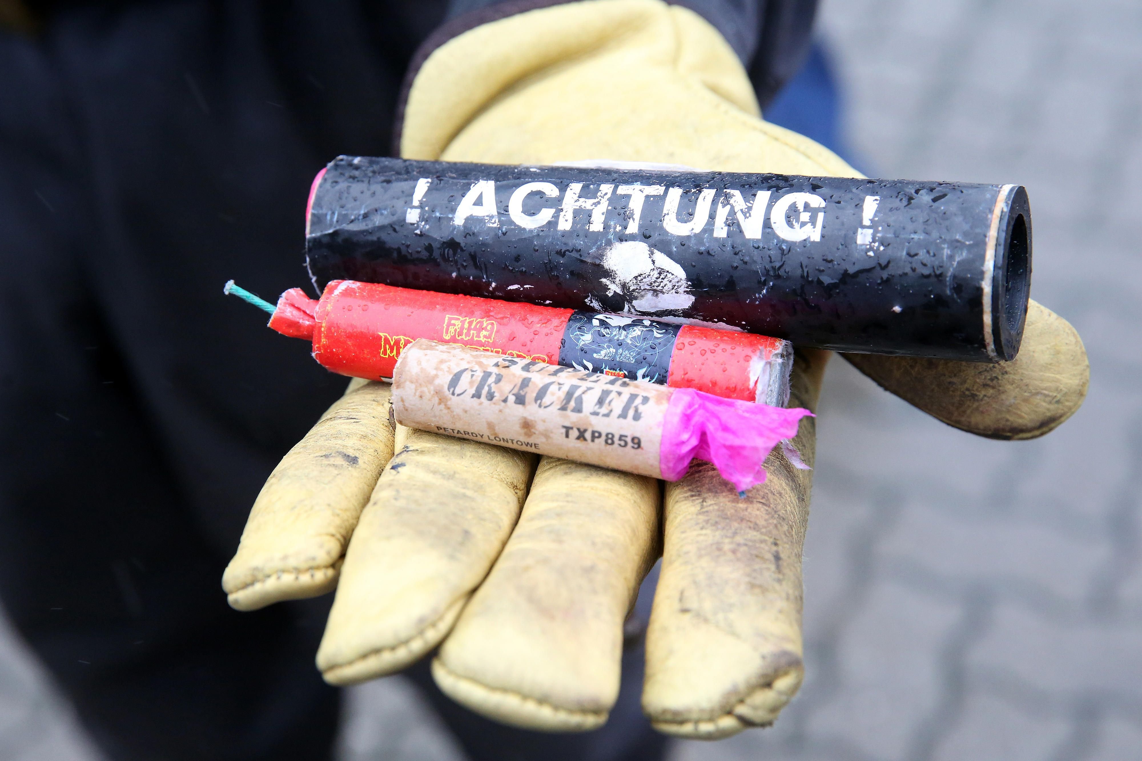Ein Experte des Kampfmittelräumdienstes zeigt mehrere sogenannte „Polenböller“ - illegal eingeführtes Feuerwerk mit zum Teil erheblicher Sprengkraft.