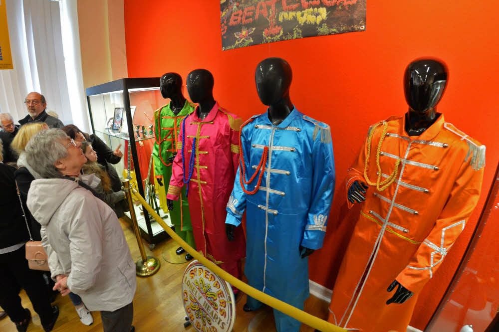 Die Kostüme der Beatles wurden von den Gästen bestaunt.
