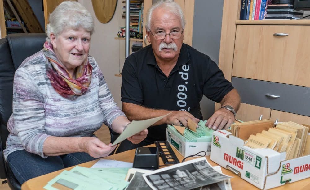 Irmgard Haedicke und Ralf Matuschek vom Kinoverein sehen sich einige der historischen Fotos an.