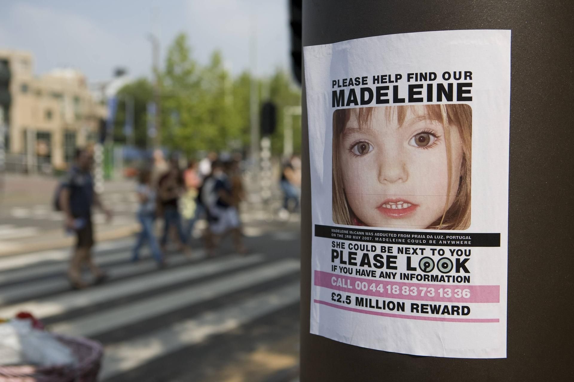 Vermisst - Plakat bittet - Please help find our Madeleine - an einer Litfaßsäule in Amsterdam.