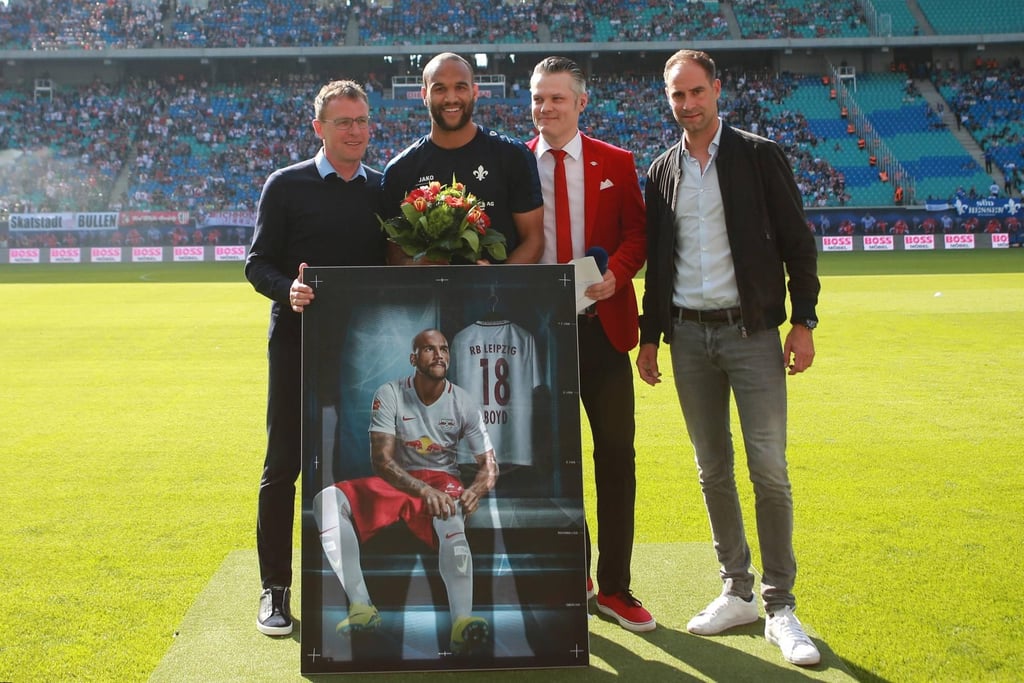 Ex-RBL-Stürmer Terrence Boyd wird vor dem Spiel der Roten Bullen gegen seinen neuen Club Darmstadt 98 von Ralf Rangnick und Oliver Mintzlaff verabschiedet.