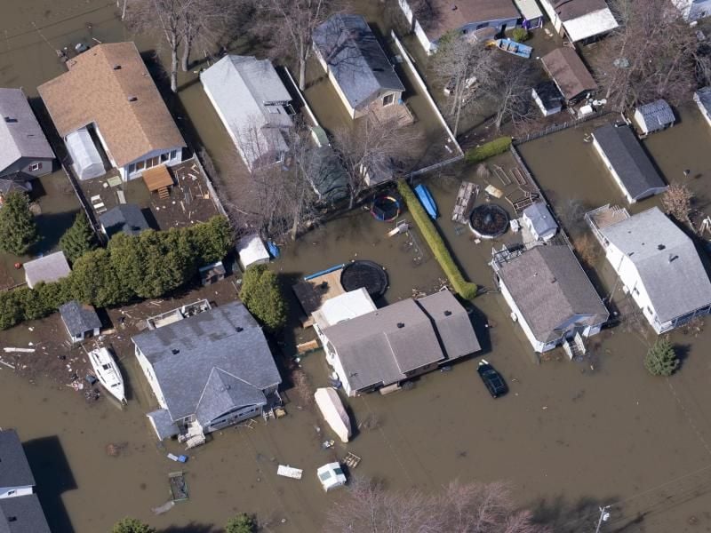 Eine Luftaufnahme zeigt überschwemmte Straßen vor den Toren von Montreal. Niederschläge und andauernde Schneeschmelze haben im Osten Kanadas vieler Orts Hochwasser verursacht. Foto: Paul Chiasson/The Canadian Press