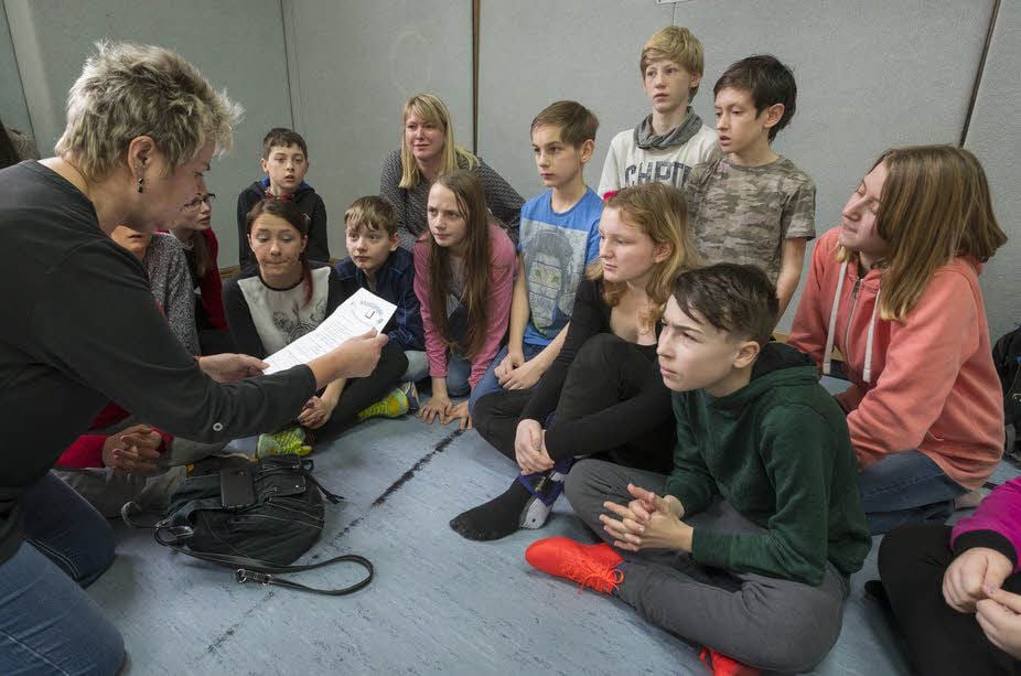 Gisela Siegfried, Schulsozialarbeiterin der Quedlinburger Sachs-Schule, erklärt ihren Schülern den Ablauf des Castings.