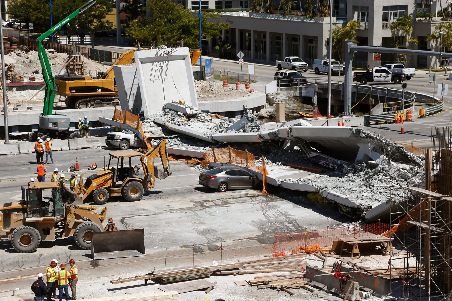 Die eingestürzte Fußgängerbrücke in Florida begrub mehrere Autos unter sich.