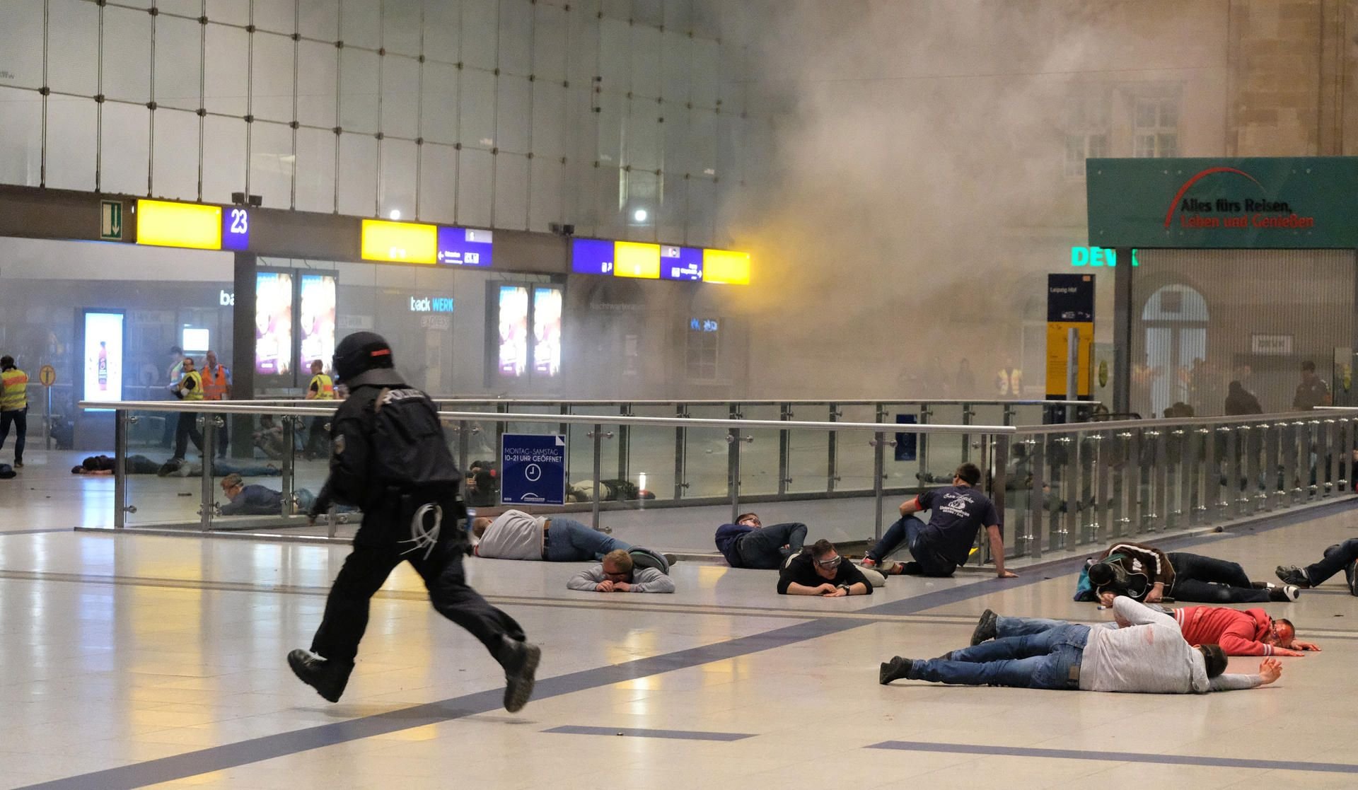 Komparsen spielen am 16. Mai 2017 im Hauptbahnhof in Leipzig im Rahmen einer Übung Verletzte und liegen auf dem Boden.