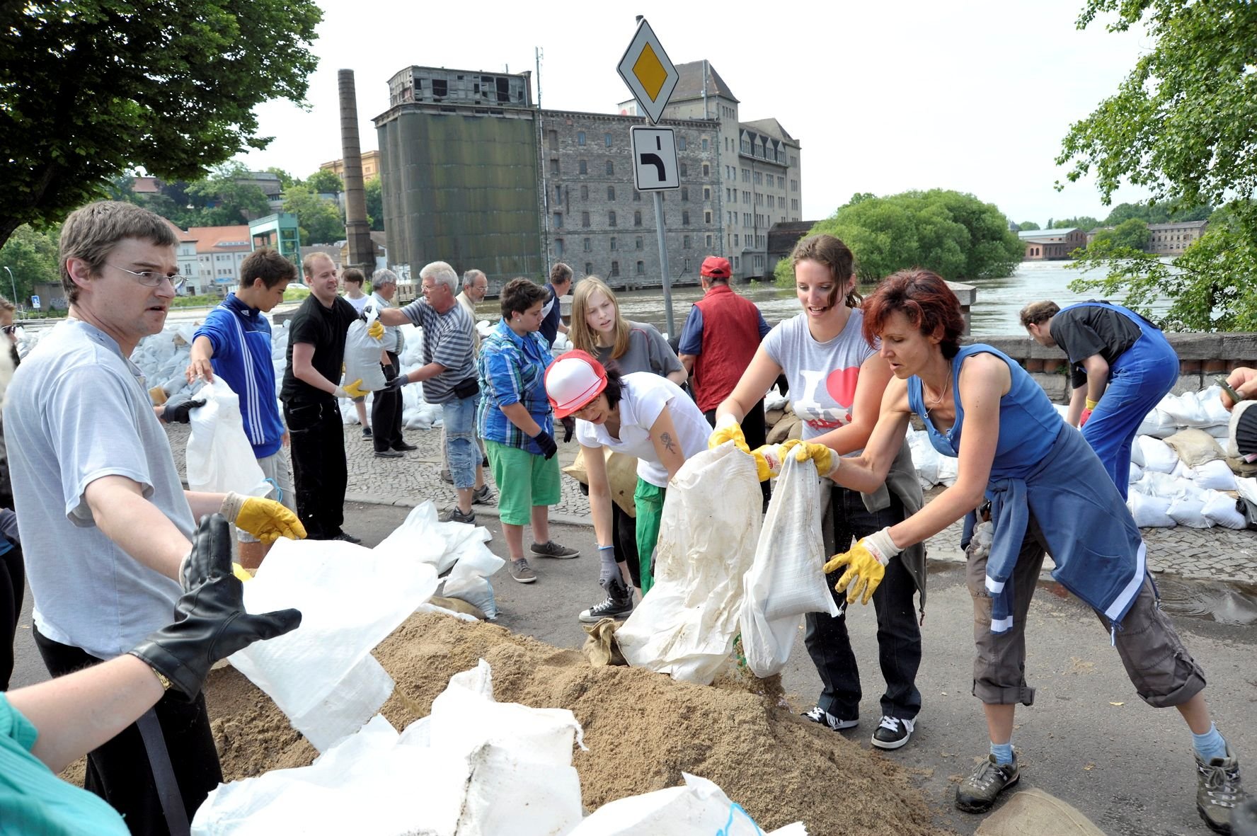 Tausende freiwillige Helfer füllen teilweise bis zur totalen Erschöpfung Sandsäcke, wie hier am 5. Juni 2013 auf dem Kaiplatz in Bernburg.