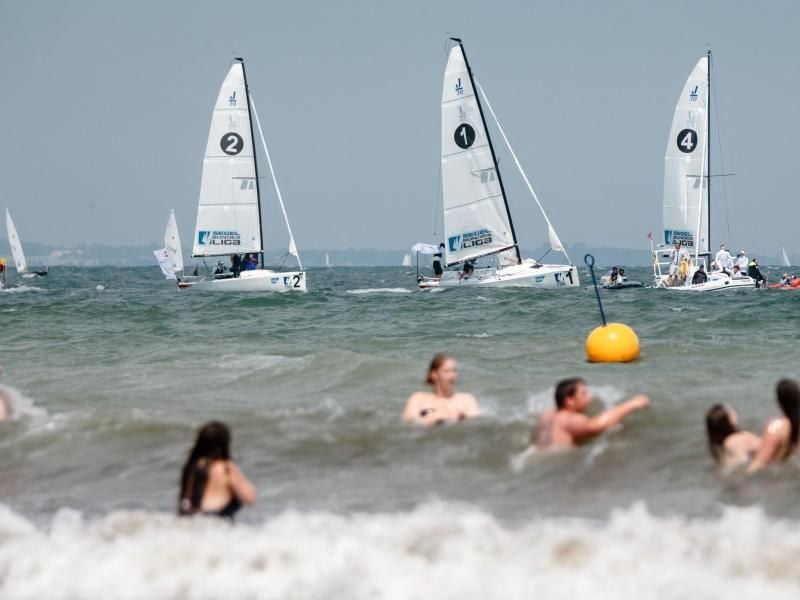 Segelboote fahren ein Regattarennen im Rahmen der Travemünder Woche. Foto: Markus Scholz/dpa/Archivbild