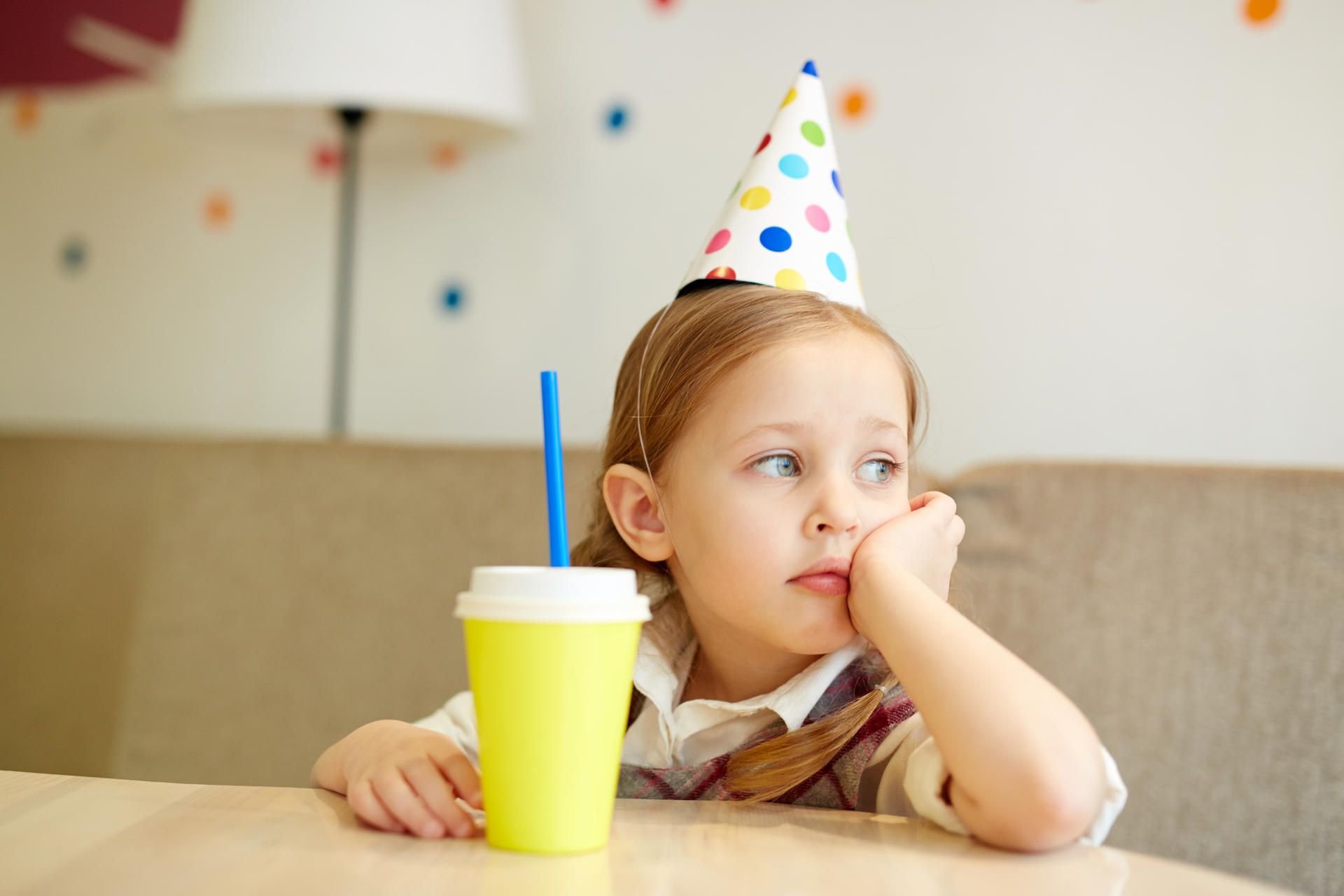 Wenn keiner der Freunde zum Geburtstag vorbeischauen darf, können Video-Anrufe und kleine Überraschungen über die fehlende Party hinwegtrösten. (Symbolbild)