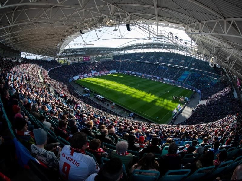 Nicht so voll, aber etwas gefüllter könnten die Fußballstadien bald wieder sein. Foto: Robert Michael/dpa-Zentralbild/dpa