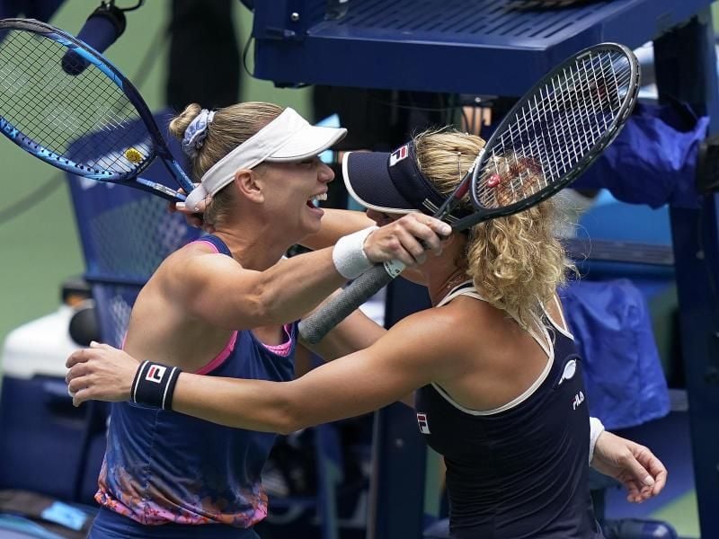Erst der Sieg, dann Süsses: Laura Siegemund (r) feiert mit Vera Swonarewa den Doppelsieg in New York. Foto: Frank Franklin Ii/AP/dpa