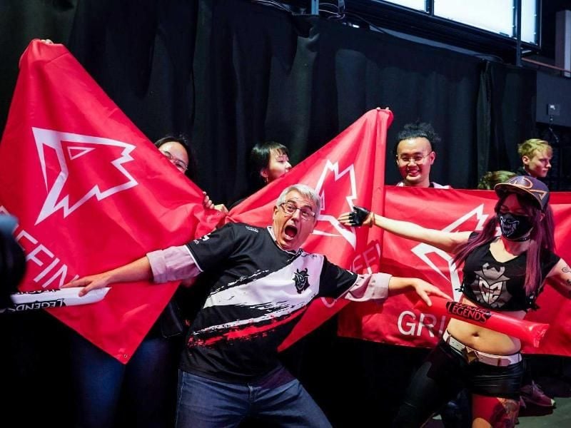 Der Vater des Midlaners von G2, Rasmus "Caps" Winther (19) gemeinsam mit Fans von Team Griffin. Foto: Svenja Naudßus/Shotcaller Media