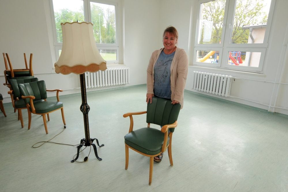 In der Senioren-Wohngemeinschaft „Senior’s Oldschool“ im alten Schulgebäude in Wohlmirstedt zeigt Projektinitiatorin Claudia Zwirnlein eines der geräumigen und hellen Zimmer, das bezogen werden kann.