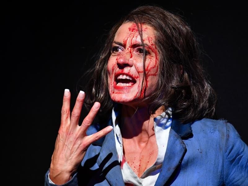 In dem Theaterstück „Für immer schön” verkörpert Ulrike Folkerts eine in die Jahre gekommene Schönheitsberaterin. Foto: Uwe Anspach