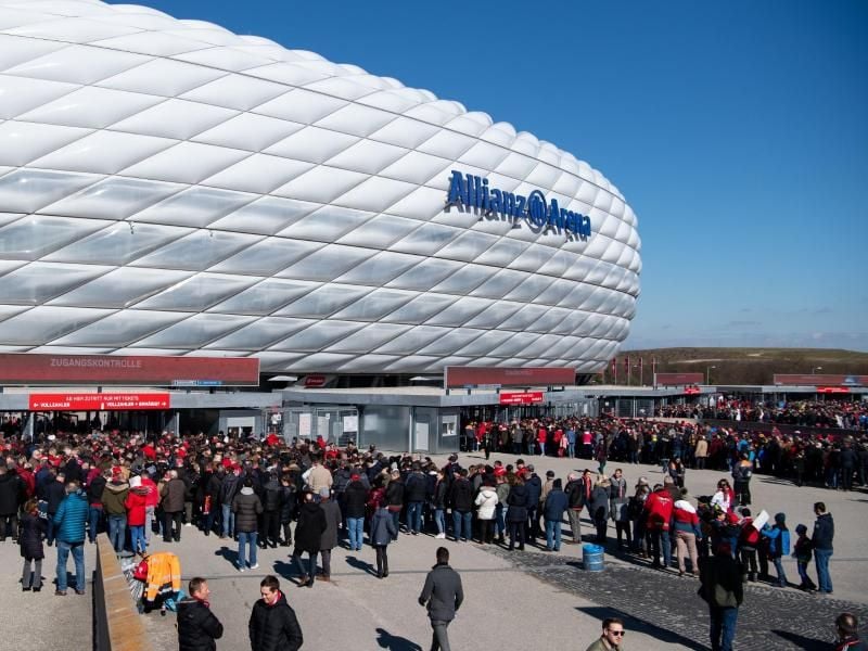 Der FC Bayern München rechnet für das Eröffnungsspiel gegen Schalke mit bis zu 15.000 Zuschauern in der Allianz Arena. Foto: Sven Hoppe/dpa