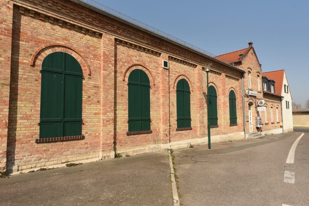 Der Vierseitenhof in Oechlitz wurde um 1900 gebaut. Er war zuletzt Mietshaus und Gaststätte. Seit 2018 wird er zum Ferienhof umgebaut.
