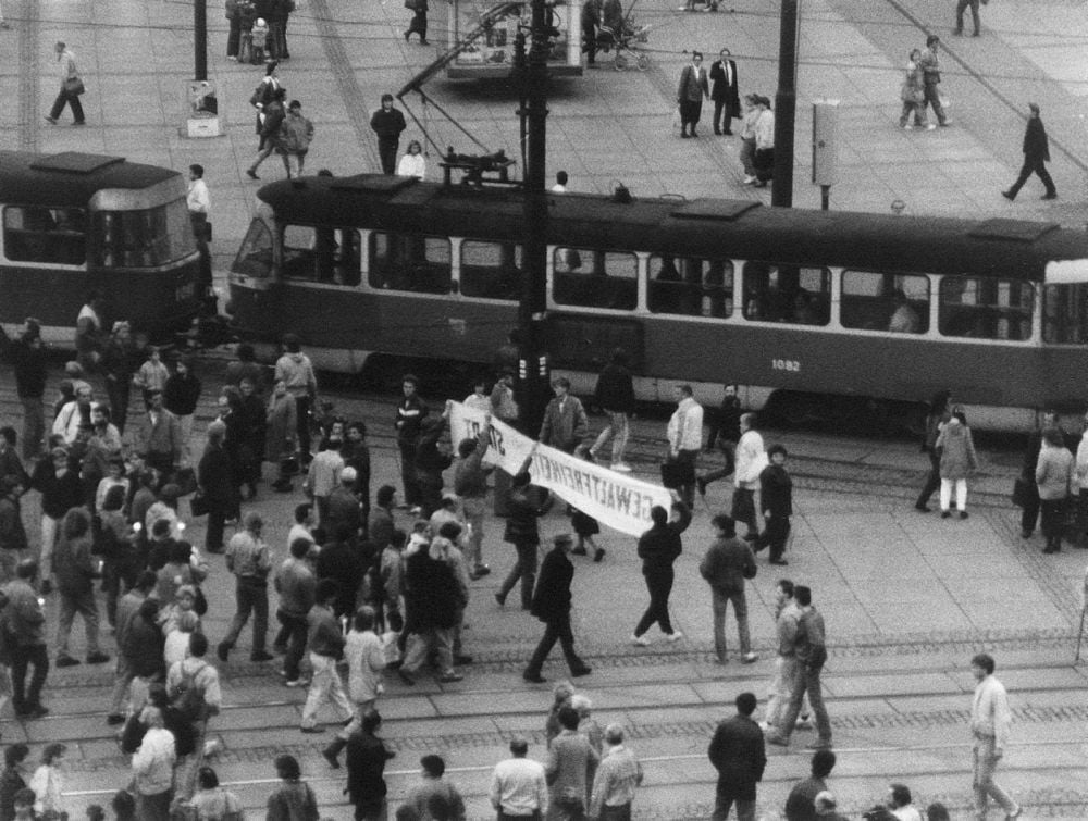 Die friedliche Revolution in der DDR nimmt ihren Lauf - auch in Halle. Dieses Foto zeigt nicht die Demonstration am Montag, den 9. Oktober, sondern am 16. Oktober 1989. Die Polizei schritt an diesem Abend nicht mehr ein.