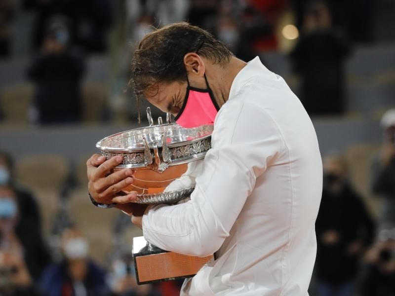 Rafael Nadal umarmt seinen Pokal. Mit seinem Sieg in Paris hat er zum 13. Mal die French Open gewonnen. Foto: Christophe Ena/AP/dpa