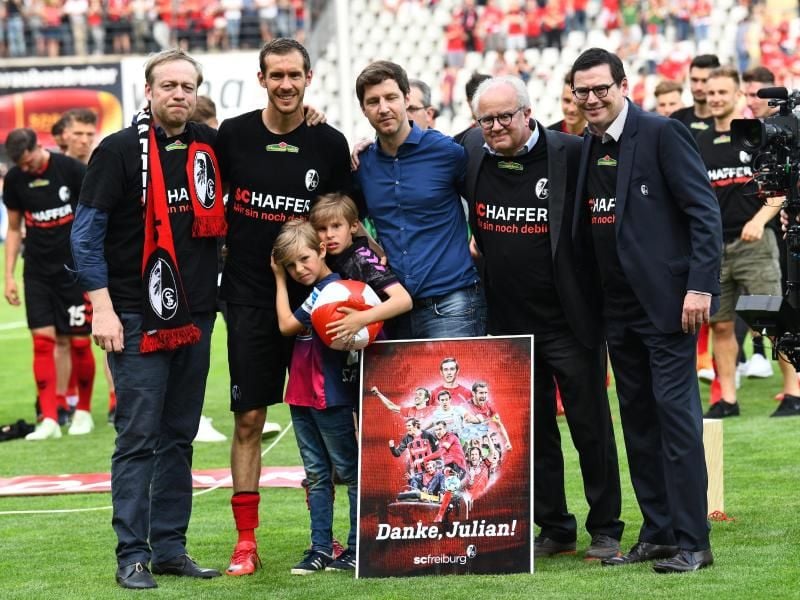 Sportdirektor Hartenbach, Julian Schuster, Sportdirektor Saier, Geschäftsführer Leki und Präsident Keller (l-r) bei der Verabschiedung. Foto: Patrick Seeger