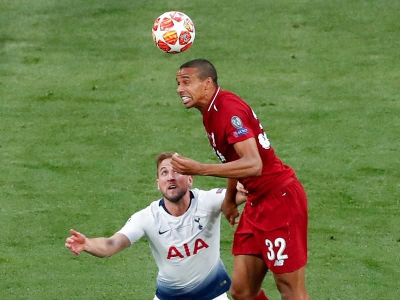 Joel Matip (r) im Kopfballduell mit Harry Kane. Foto: Armando Franca/AP