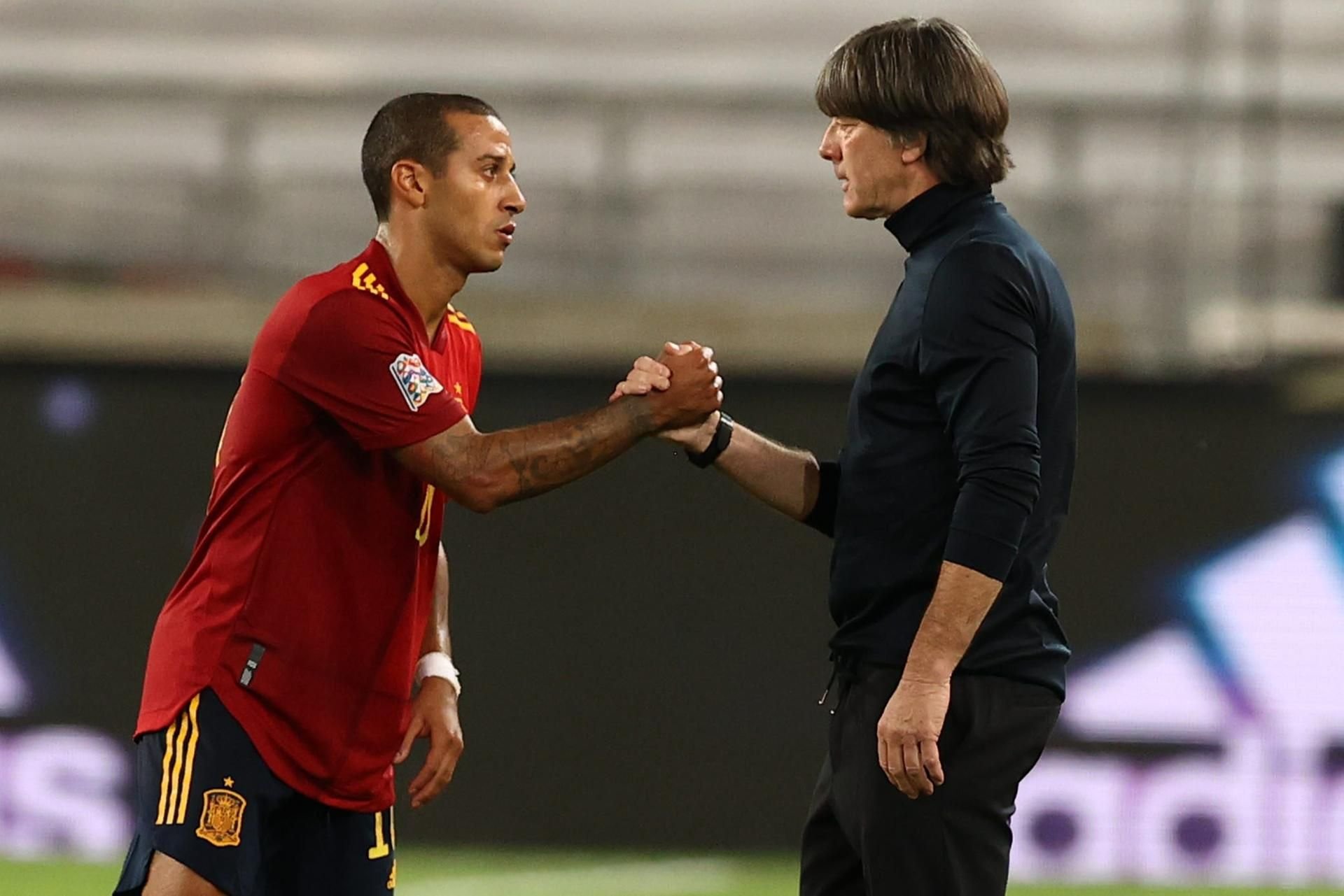 Thiago Alcantara von Spanien und Joachim Löw, Bundestrainer von Deutschland, geben sich die Hand nach dem Spiel.