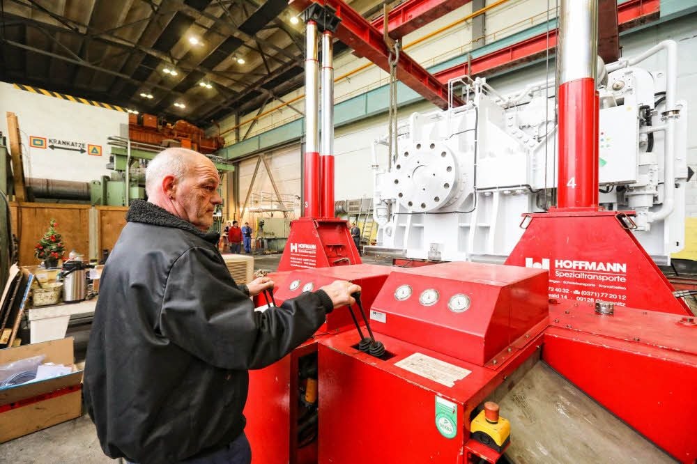 Ingo Quester bedient das hydraulische Hebezeug.