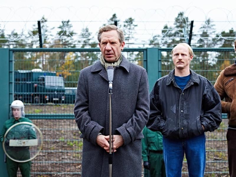 Johannes Zeiler (l) spielt den damaligen Landrat Hans Schuierer. Foto: Erik Mosoni/Alamode Film