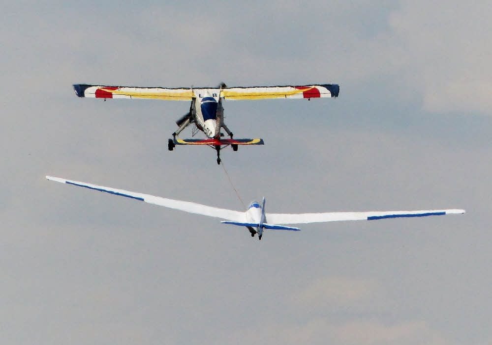 Das kleine Motorflugzeug hatte viel zu tun an diesem Tag. Es zog die Segelflieger beim Start in luftige Höhe.