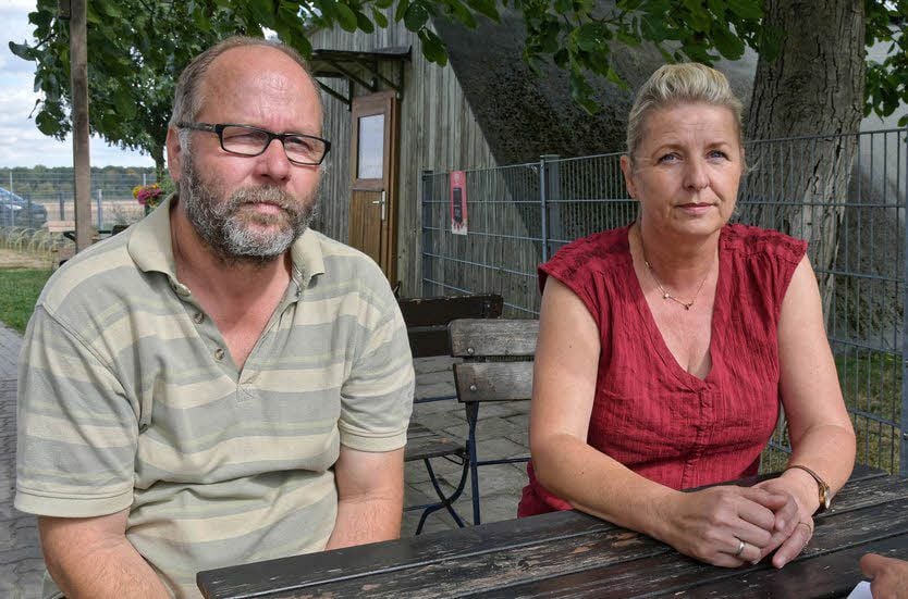 Antje Süß und Wolfgang Höll sind nach der Verfügung, die sie bekamen, niedergeschlagen.