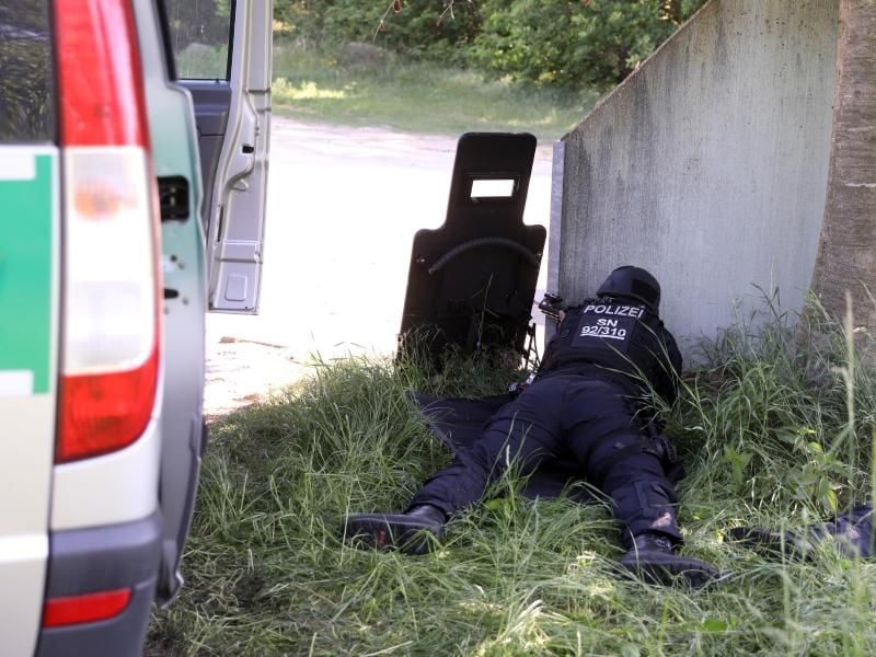 Ein Polizist während der Fahndung in Königsbrück im Einsatz. Foto: Tino Plunert