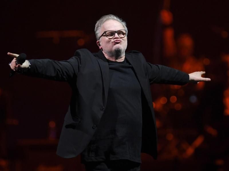 Herbert Grönemeyer steht bei seinem Tour-Auftakt in der Kieler Sparkassen-Arena auf der Bühne. Foto: Carsten Rehder