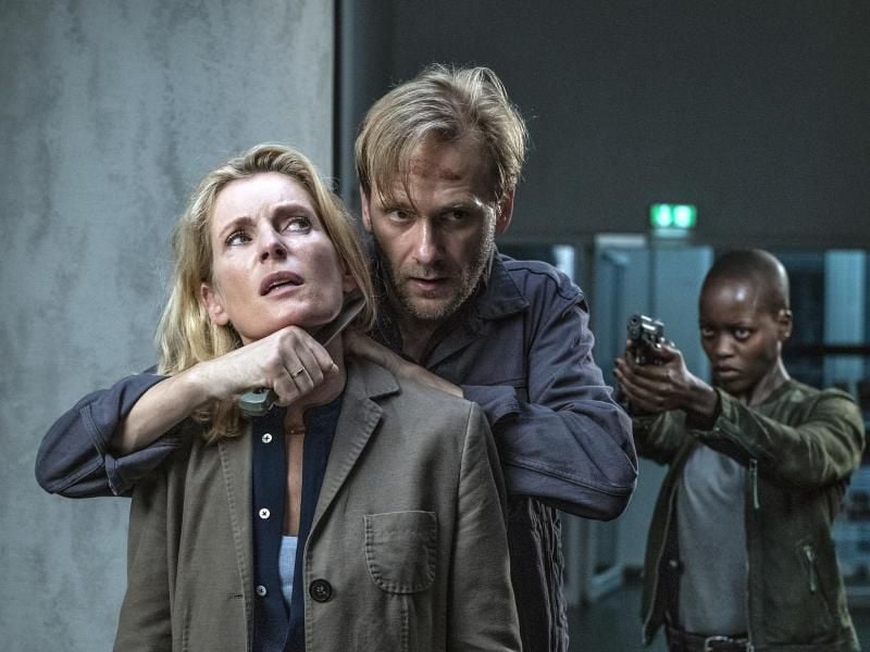 Charlotte Lindholm (Maria Furtwängler, l-r), Benno (Matthias Lier) und Anais (Florence Kasumba) in einer Szene aus "Tatort: Krieg im Kopf". Foto: Marion von der Mehden/NDR/dpa