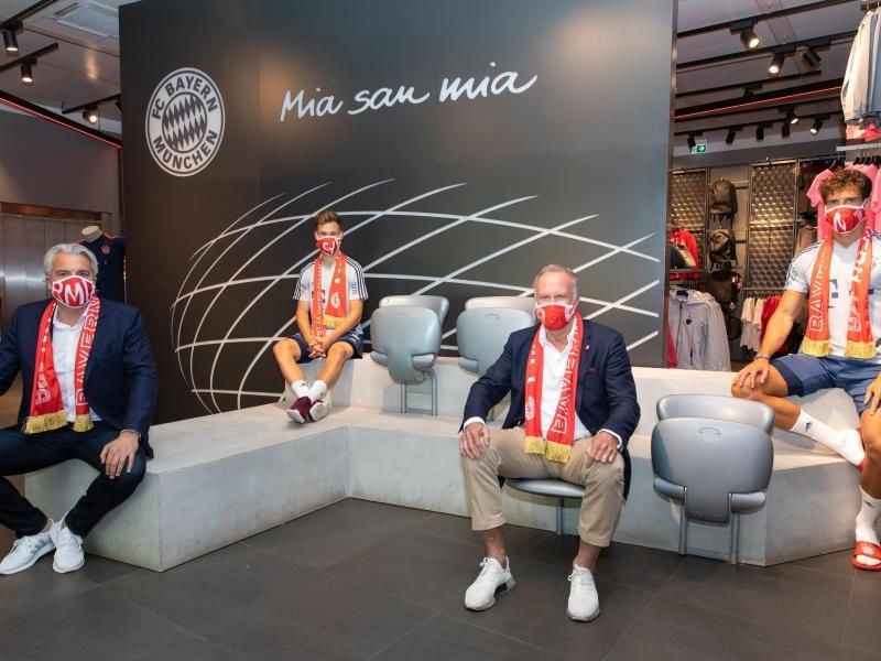 Der FC Bayern präsentiert die neuen FCB-Masken für Mund und Nase. Foto: FCB/FC Bayern München/dpa
