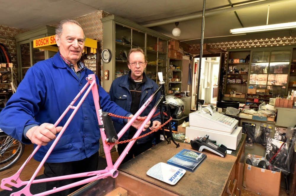 Geschäftsinhaber Werner Brückner (links) und sein Geselle Jürgen Krosse sind seit Jahrzehnten ein Team im Fahrradladen.