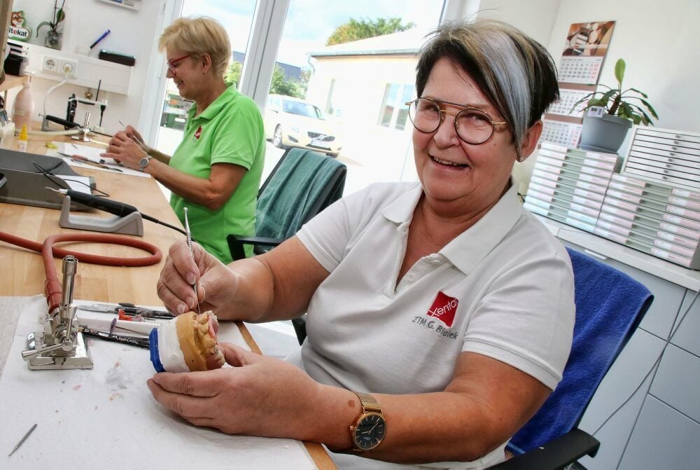 Gabriele Bialek (re.) ist seit 30 Jahren als Zahntechnikerin in Hettstedt tätig.