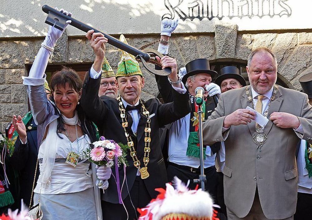 Sybille II. und Frank II. haben den Rathausschlüssel von OB Andreas Michelmann übergeben bekommen.