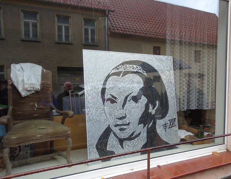 In der Altstadt warten bereits einige Kunstwerke in Schaufenstern und an Fassaden auf Entdecker. Hier: Katharina von Bora, Mosaik von Torsten Freche
