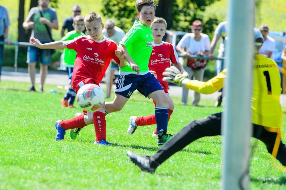 Leon Staupendahl (2.v.l.) erzielte in der Verlängerung des Kreispokalfinals den Siegtreffer für die E-Junioren-Kicker der Spielgemeinschaft Freyburg/Bad Kösen, die sich damit Triplesieger nennen darf.