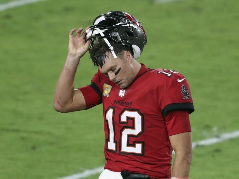 Tom Brady von den Tampa Bay Buccaneers reagiert, als er das Spielfeld verlässt, nachdem er eine „Interception” geworfen hatte. Foto: Mark Lomoglio/AP/dpa