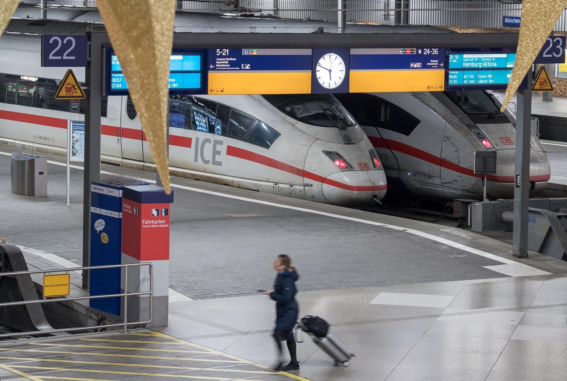 Eine Bahnreisende steht auf dem Hauptbahnhof in München. In Bayern fährt wegen des Warnstreiks kein Zug mehr. Das wirkt sich auch auf den Bahnverkehr in Mitteldeutschland aus.