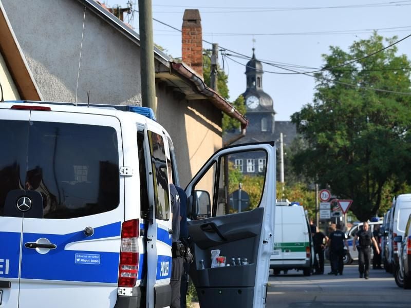 Beamte der Bundespolizei durchsuchen ein Objekt in Arnstadt. Foto: Martin Schutt