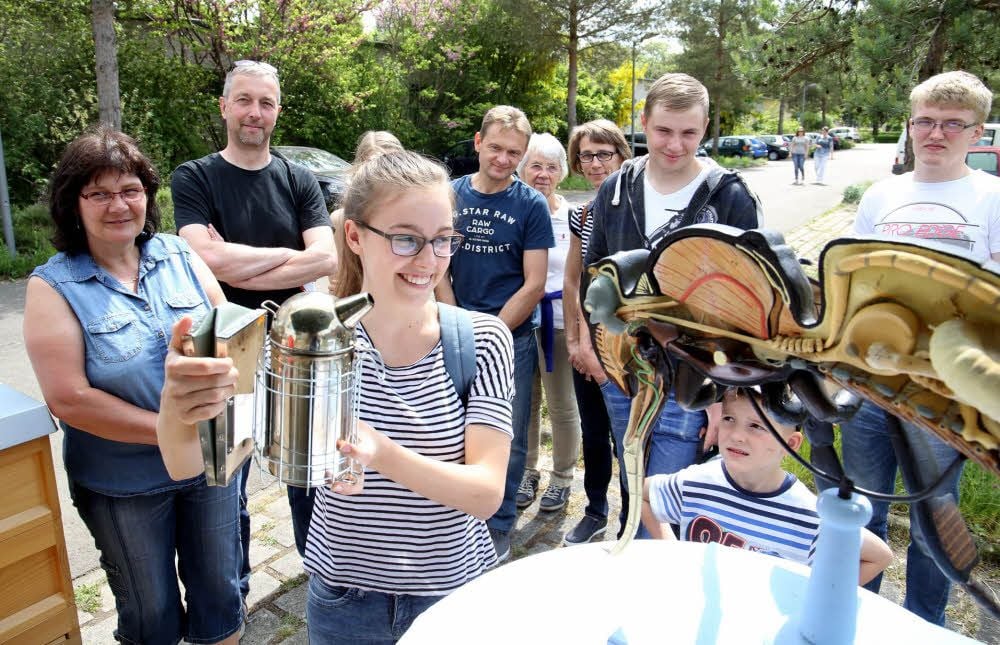 Josephine Rettig (18) schaut sich auf dem Strenzfelder Campus bei den Imkern um und lernt, wie man mit einem sogenannten „Smoker“ Bienen beruhigt.
