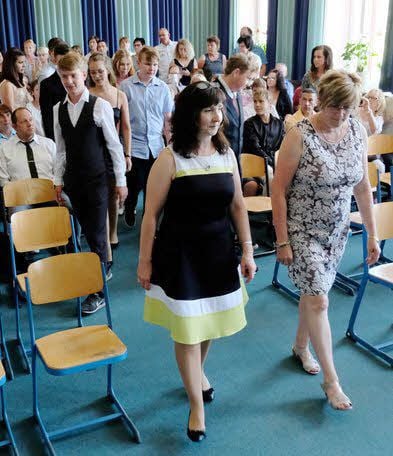 Beim Einmarsch in die Aula gehen die beiden Klassenlehrerinnen vornweg.