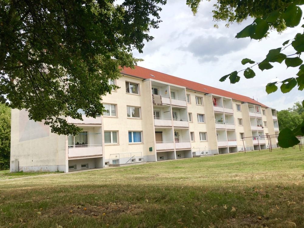 Der Wohnblock in Quetzdölsdorf steht zum Verkauf.