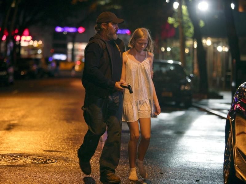 Joe (Joaquin Phoenix) befreit Nina (Ekaterina Samsonov) aus einem Pädophilen-Ring. Foto: -/Constantin Film