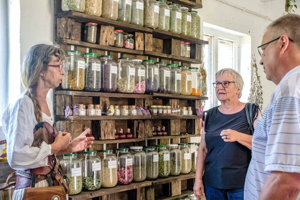 Elke du Bois (links) kann viel erzählen über Kräuter und ihre Wirkungen. Auch zum Mittelaltermarkt am Wochenende stand sie den Besuchern Rede und Antwort.